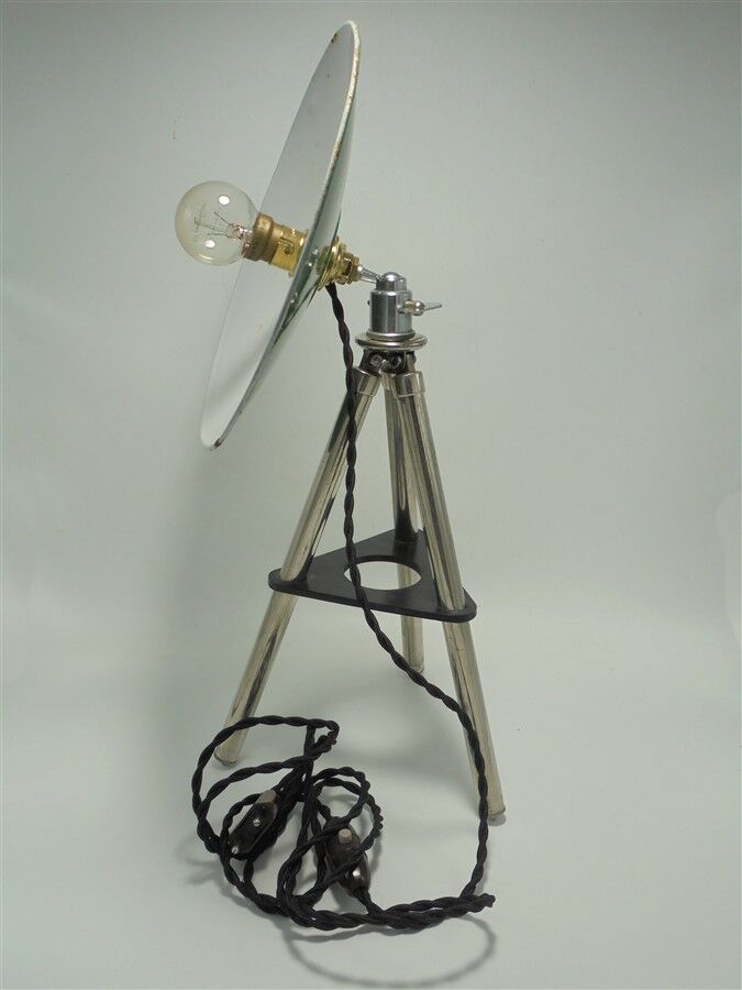 Lampe tripode à hauteur réglable