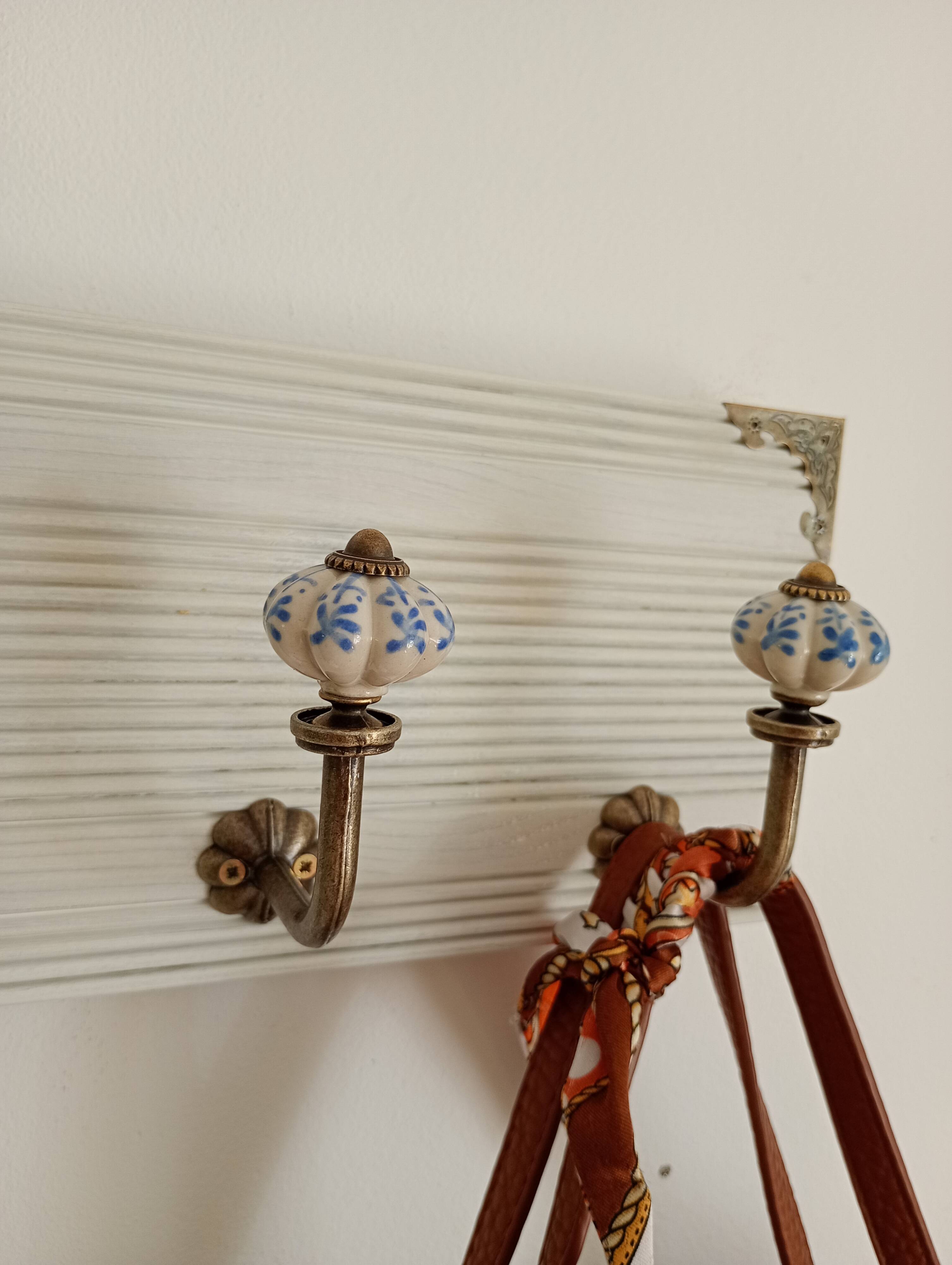Wall-mounted coat rack 50 cm – 4 hooks and decorative central button
