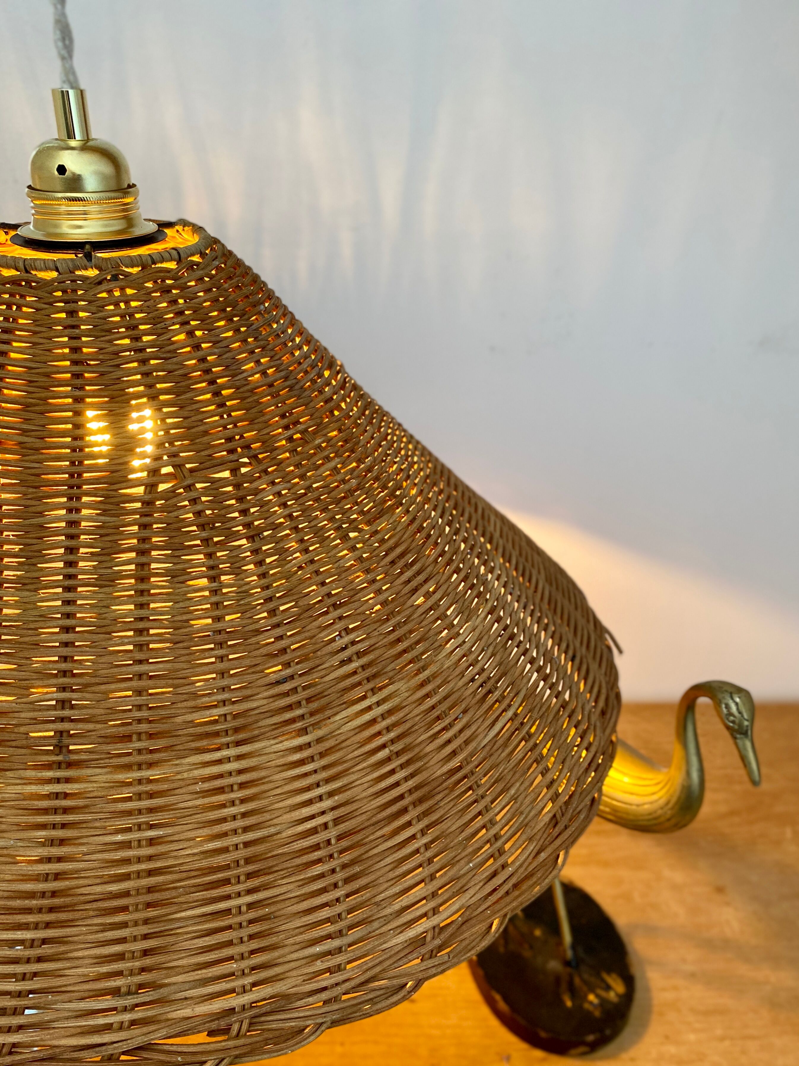 Vintage wicker lampshade suspension