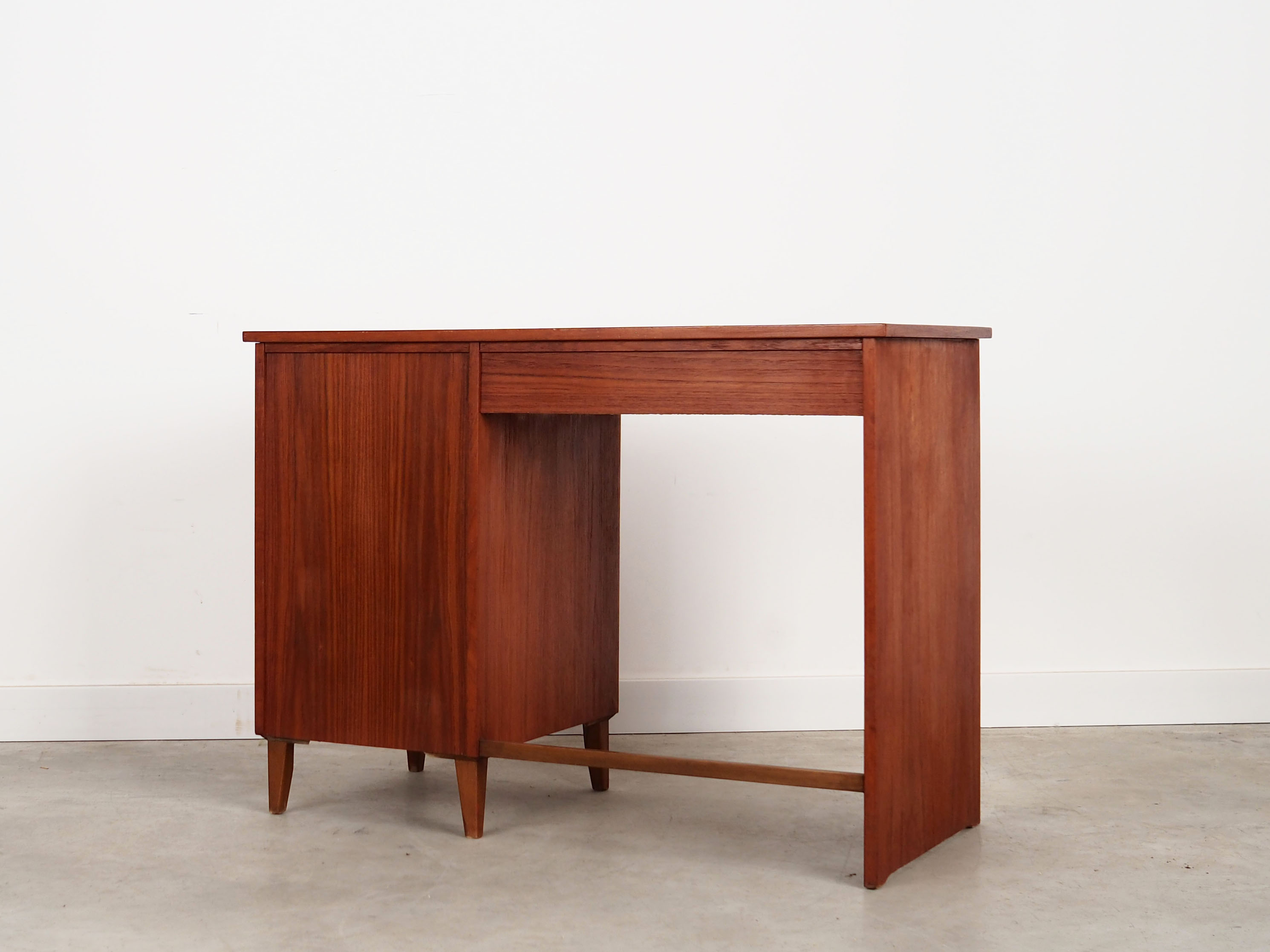 Bureau en teck, design danois, années 1960, production: Danemark