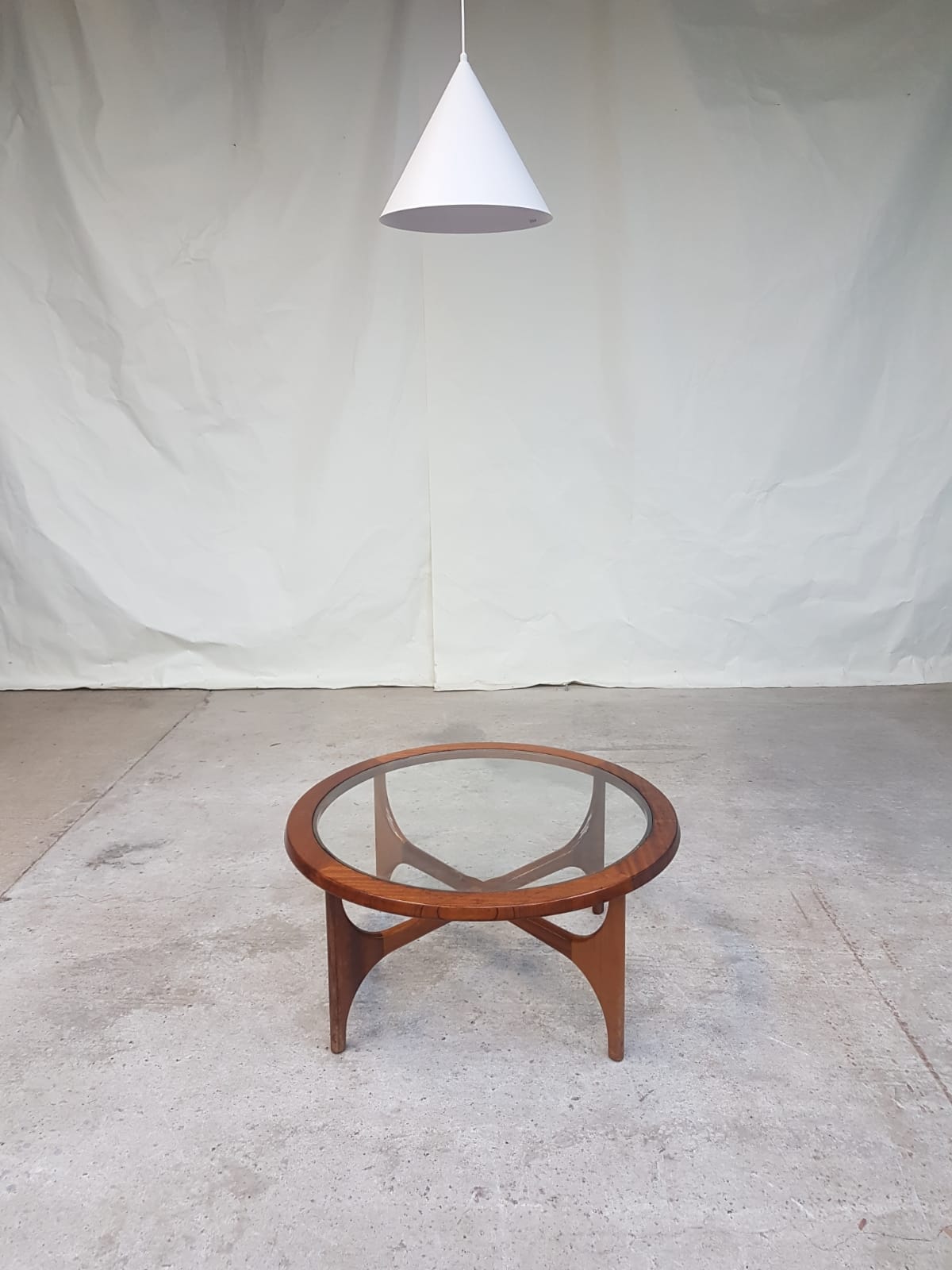 Table basse en verre du milieu du siècle par Stonehill