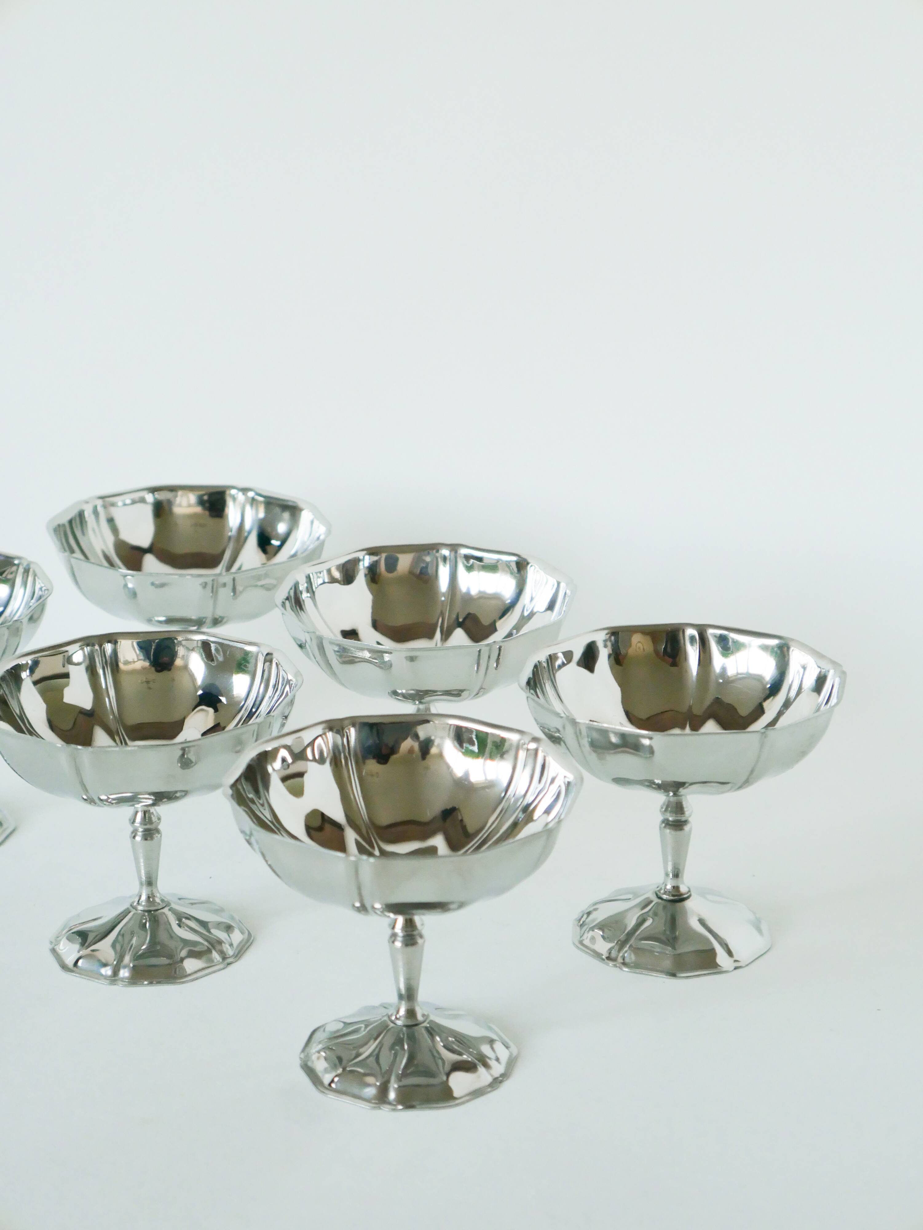 Lot de 6 coupes à glace en inox hautes, pieds fins travaillés, Design, 1970