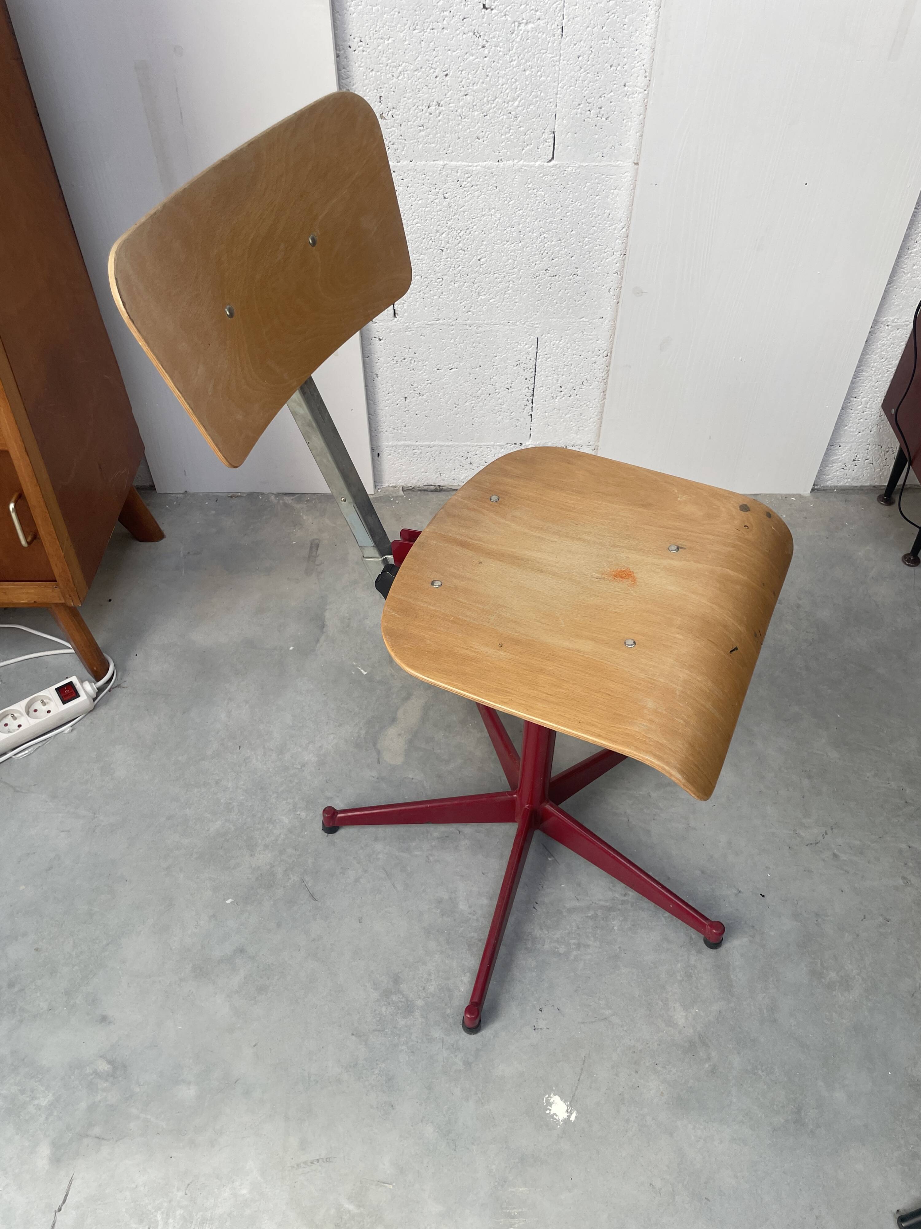Adjustable swivel workshop chair, plywood, star base, burgundy.