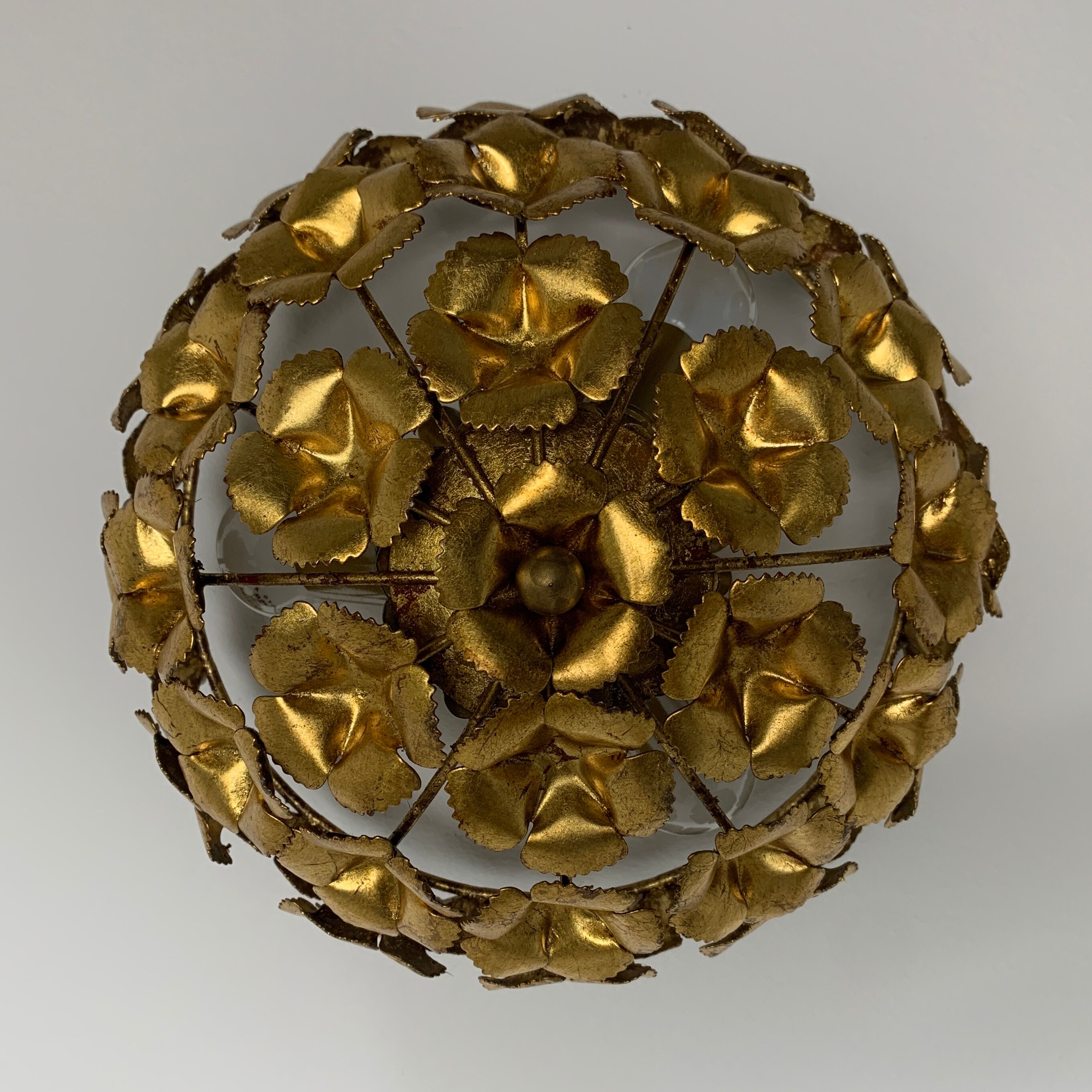 Ceiling lamp floral decoration in gilded metal