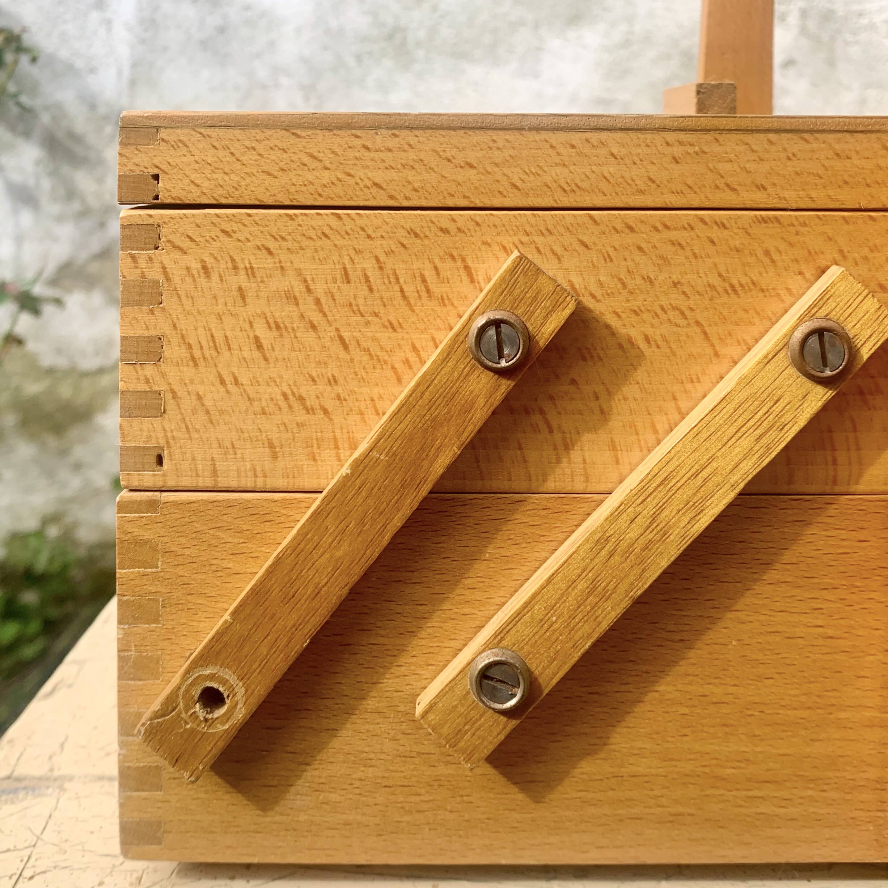 Petite travailleuse en bois vintage