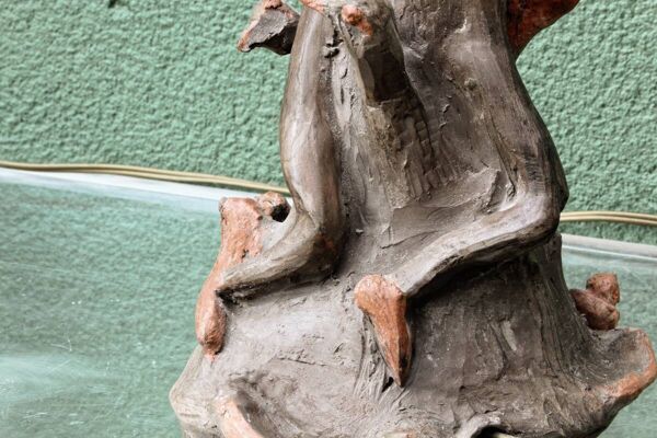 Pied de lampe en terre cuite sculptée d'oiseaux, signé
