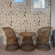 Table et deux fauteuils pour enfants en osier