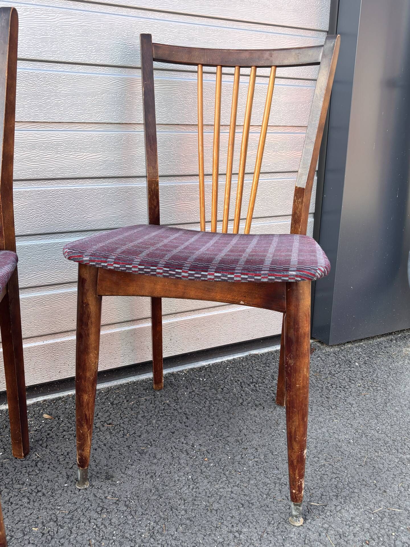 Set of 5 Scandinavian chairs in wood and checked fabric.
