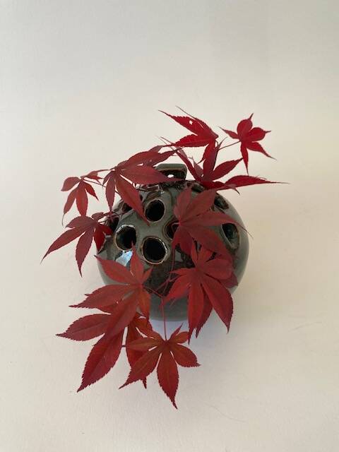 Vase pique fleurs, céramique signée