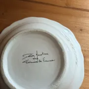 Empty pocket bowl from the French pottery, model Moustier 2008149.