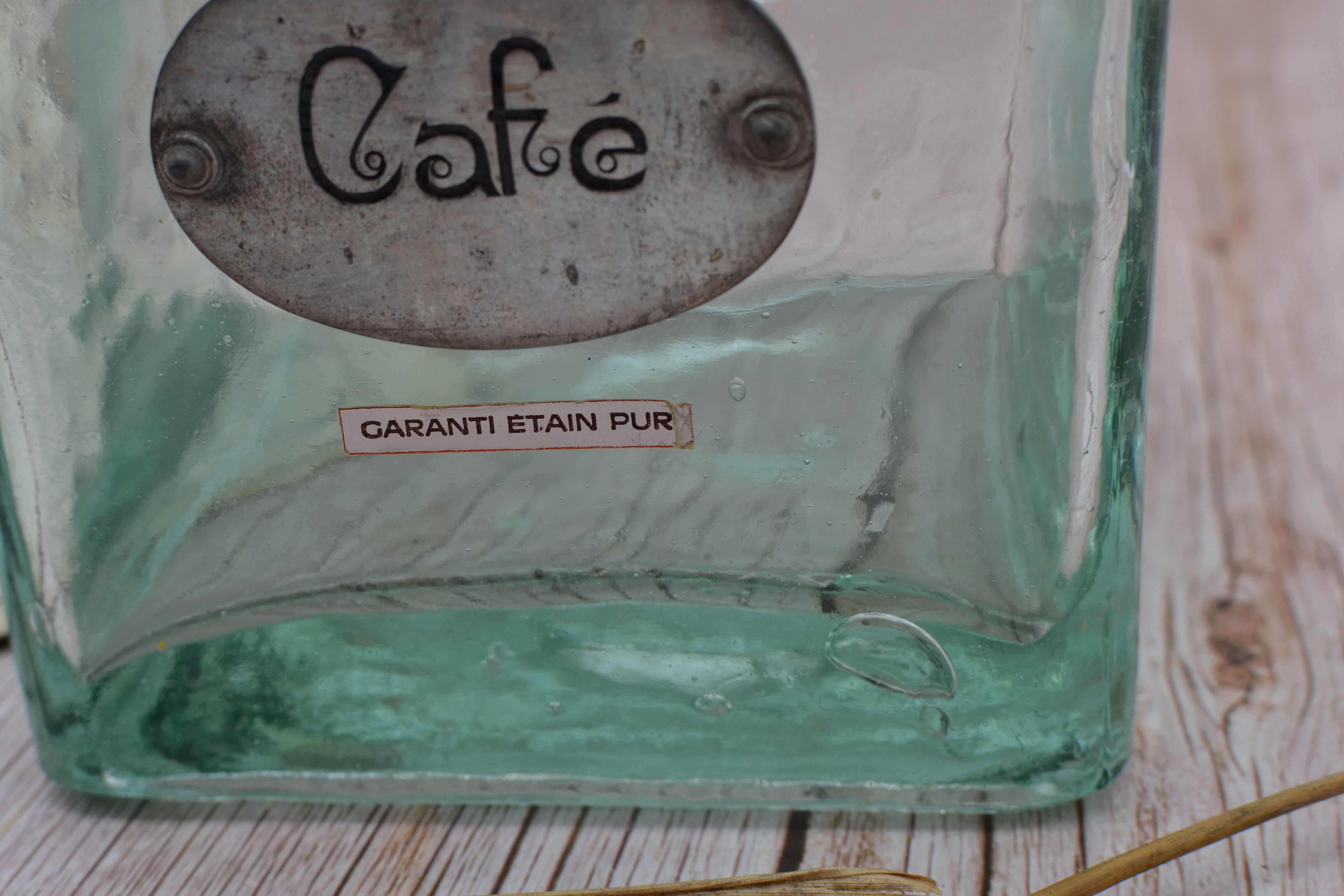 Bocal à café vintage avec de l'étain pur