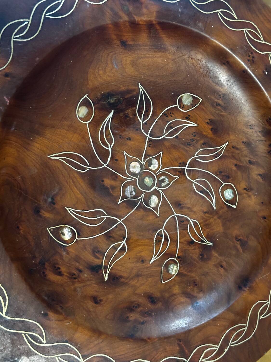 Wooden thuya catchall enhanced with metal wire and mother-of-pearl.