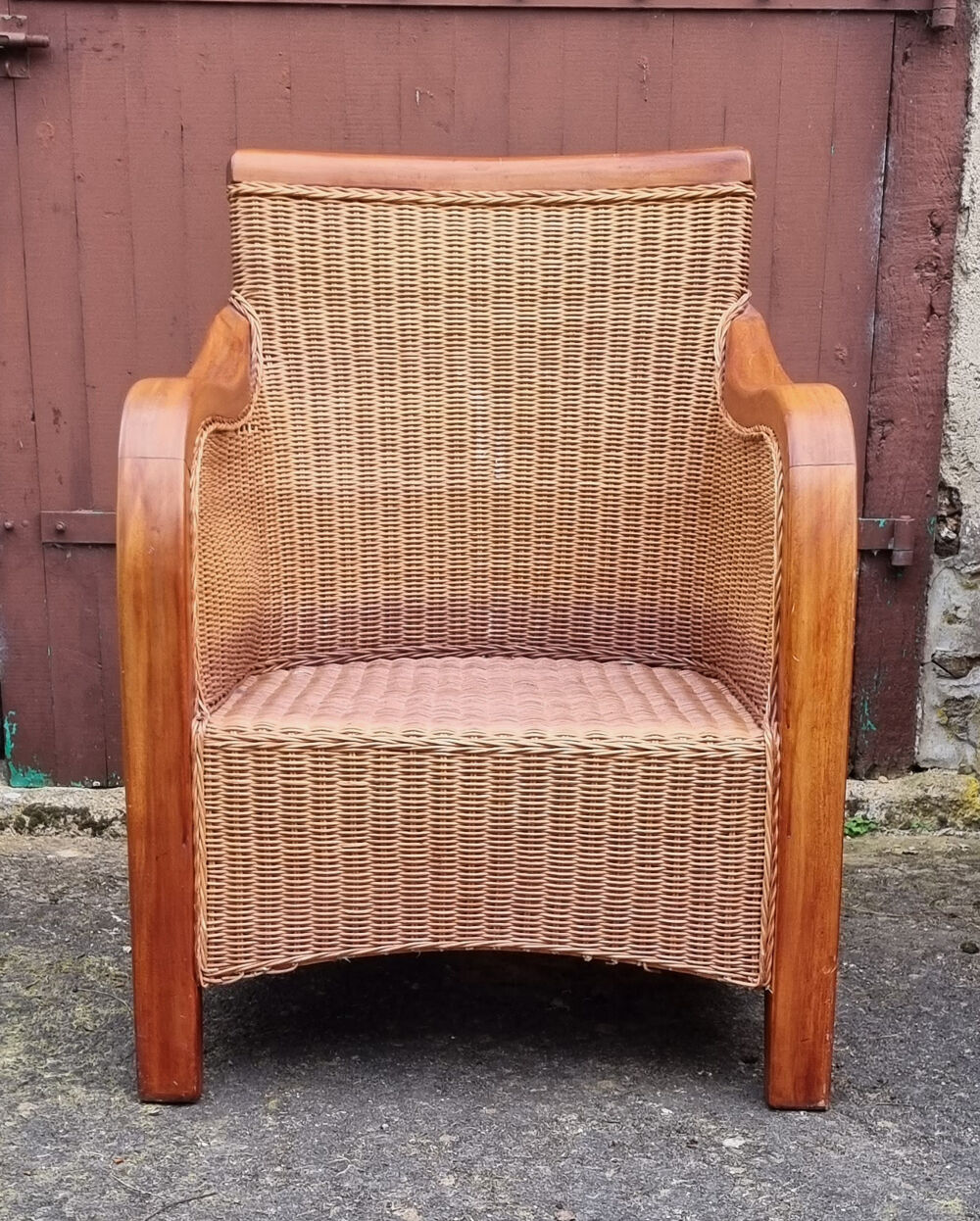 Fauteuil esprit colonial, bois et rotin, accoudoirs