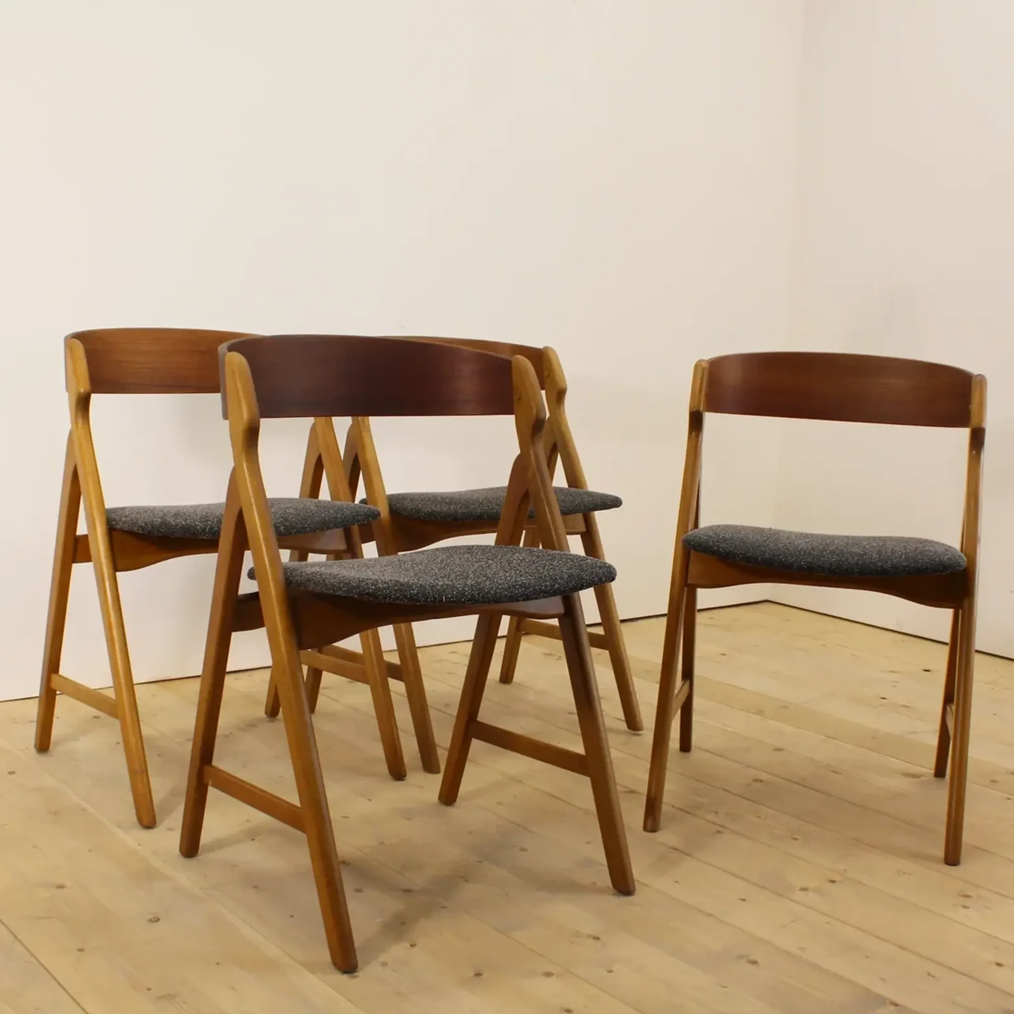 Set de 4 chaises modèle 1255 de Kjaernulf, années 60