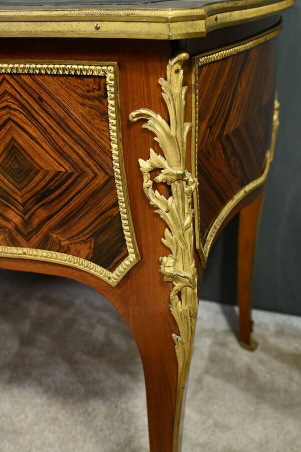 Petit Bureau de Milieu en Acajou et Palissandre, style Louis XV, époque Napoléon III – Milieu XIXe
