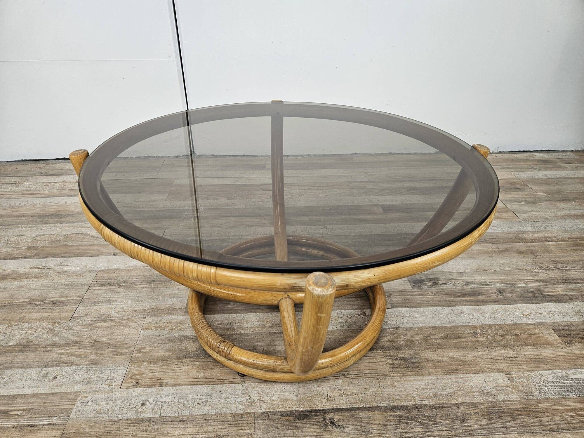 Table basse ronde vintage en bambou et verre fumé