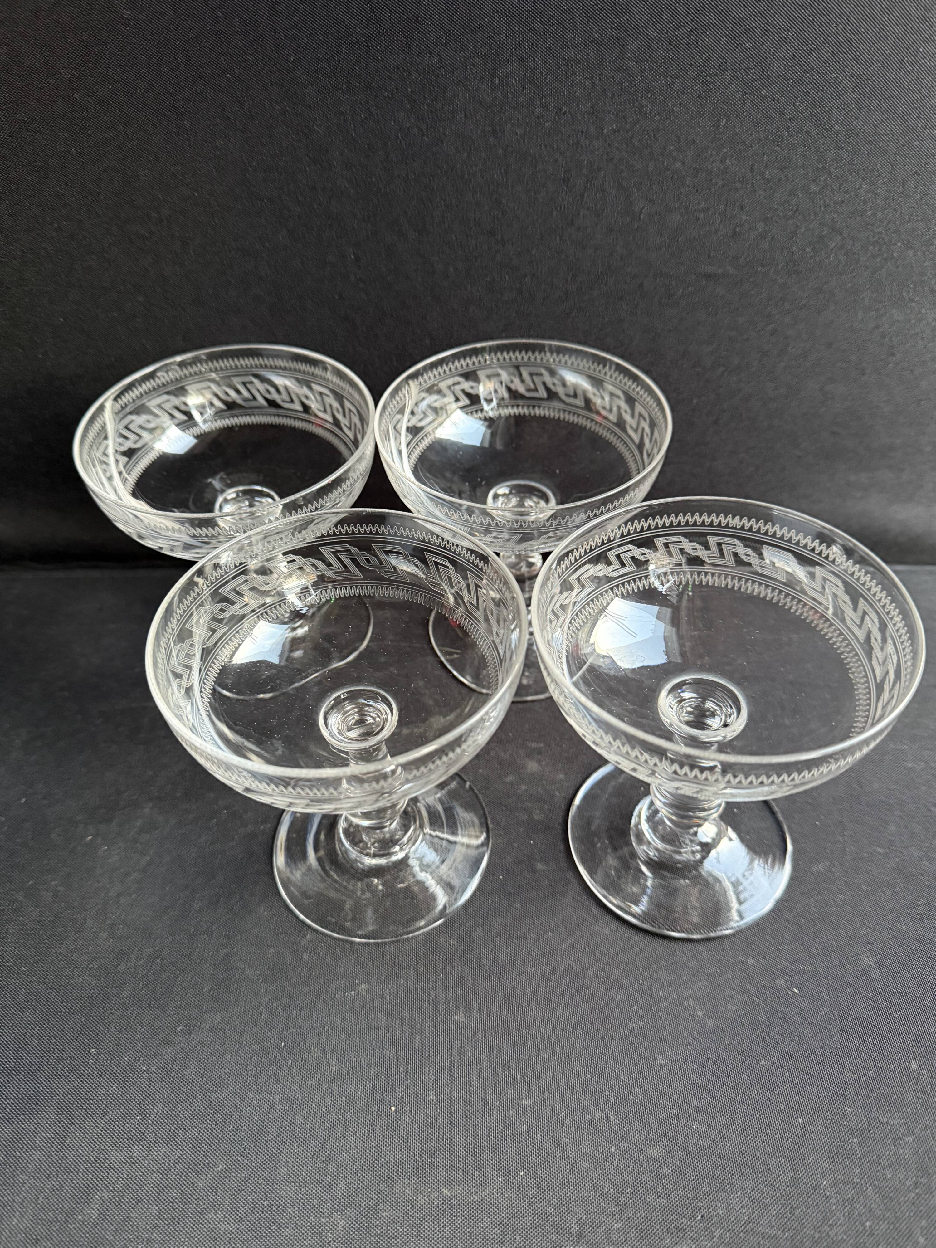 4 coupes à champagne Baccarat gravure Grecque inclinée