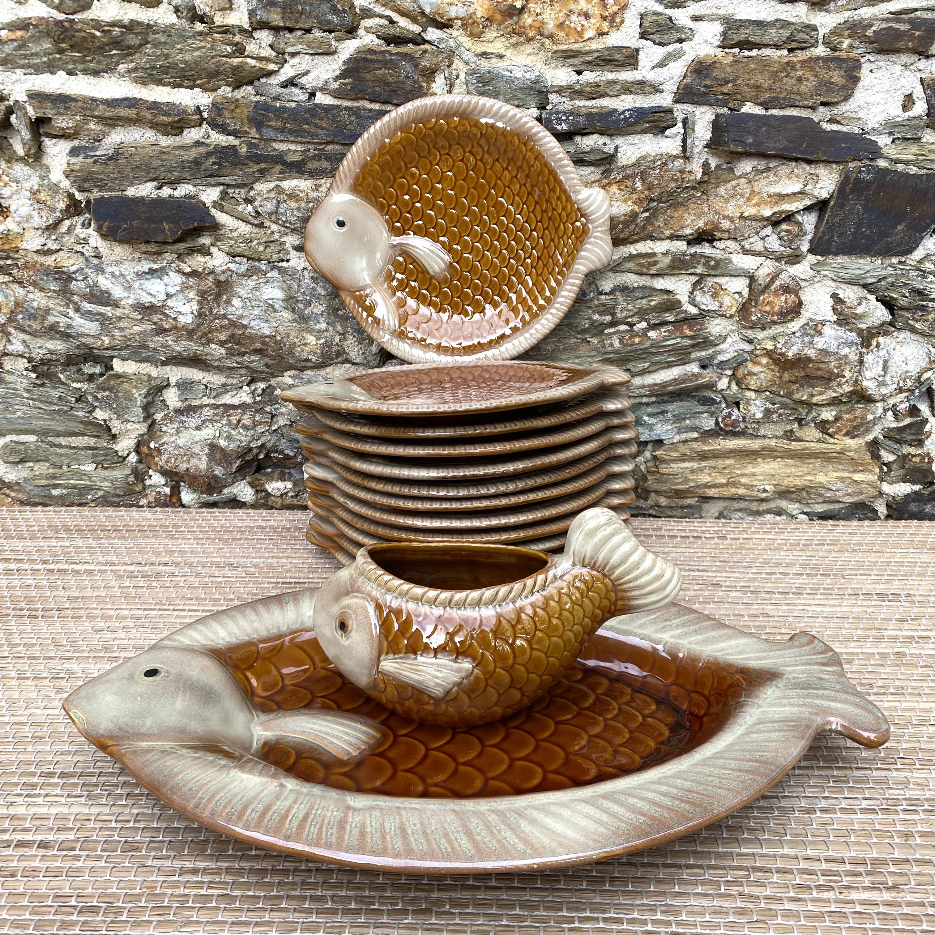 Fish plates, dish and sauce boat, Italian barbotine, 1970