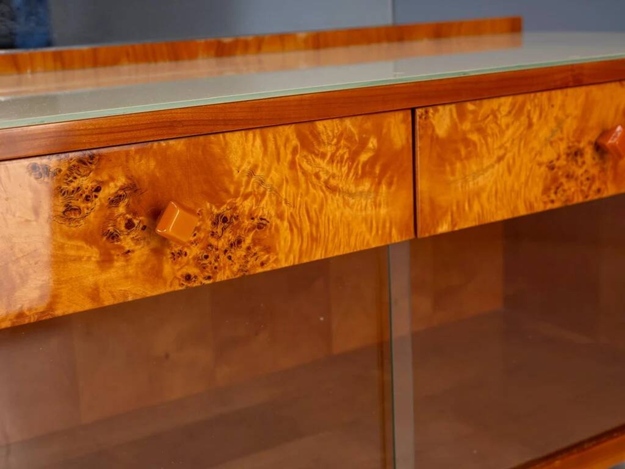 Coiffeuse vintage avec placage de noyer, grand miroir et armoires de rangement.