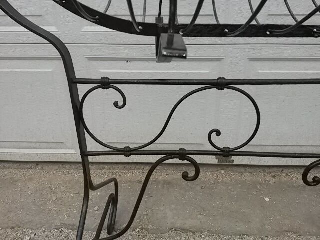 Former cradle in wrought iron