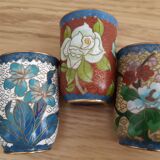Cups cloisonné flower motifs (12) in its wooden shelf