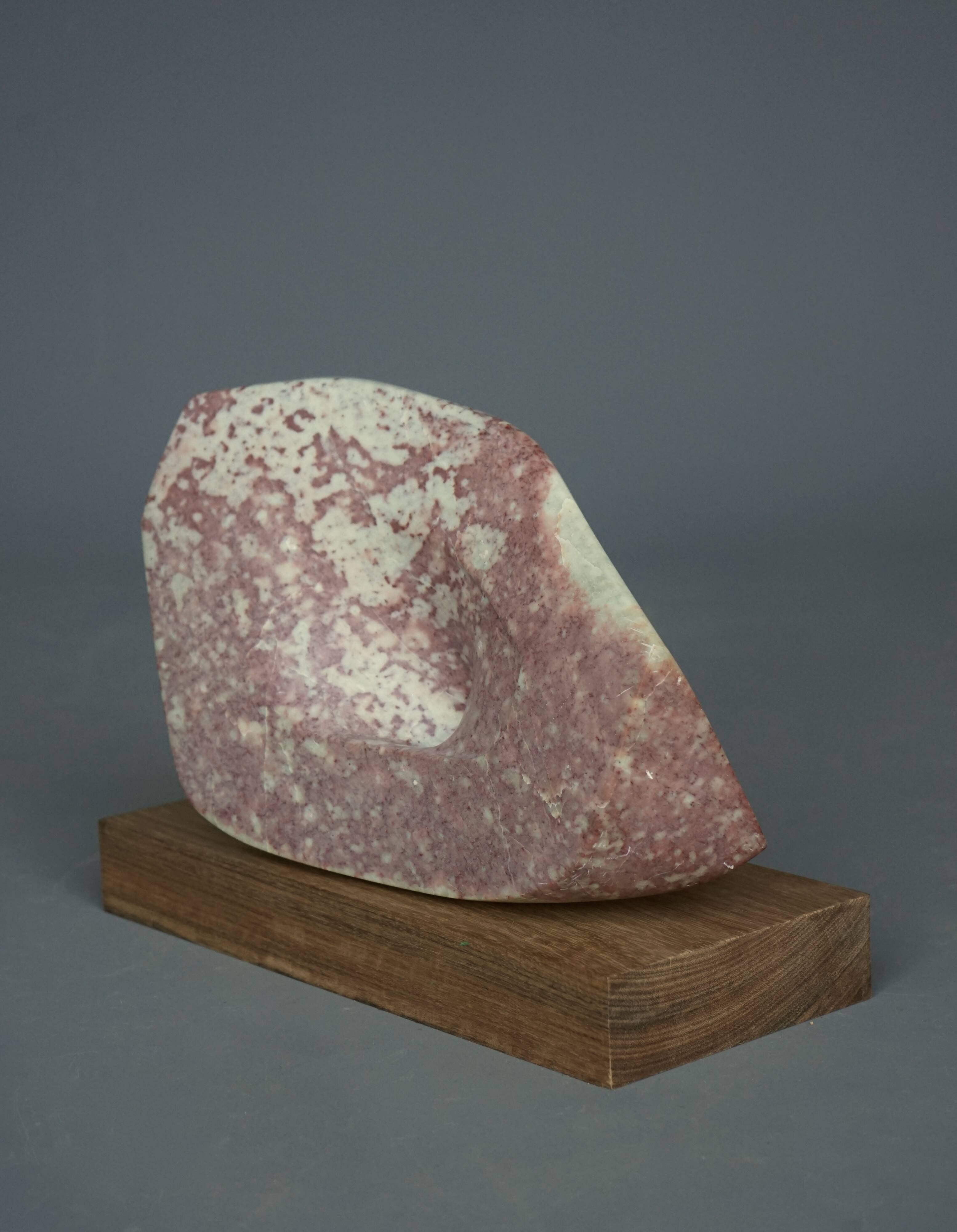 Sculpture en pierre abstraite dans le style de Barbara Hepworth. Années 1970.