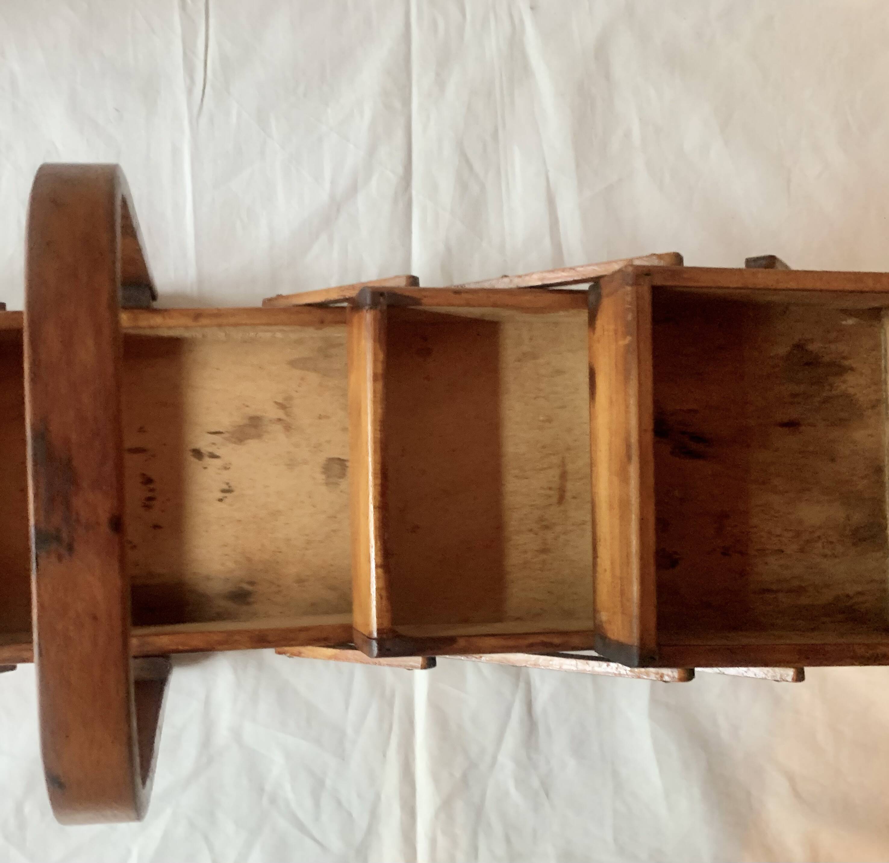 Petite travailleuse en bois vintage