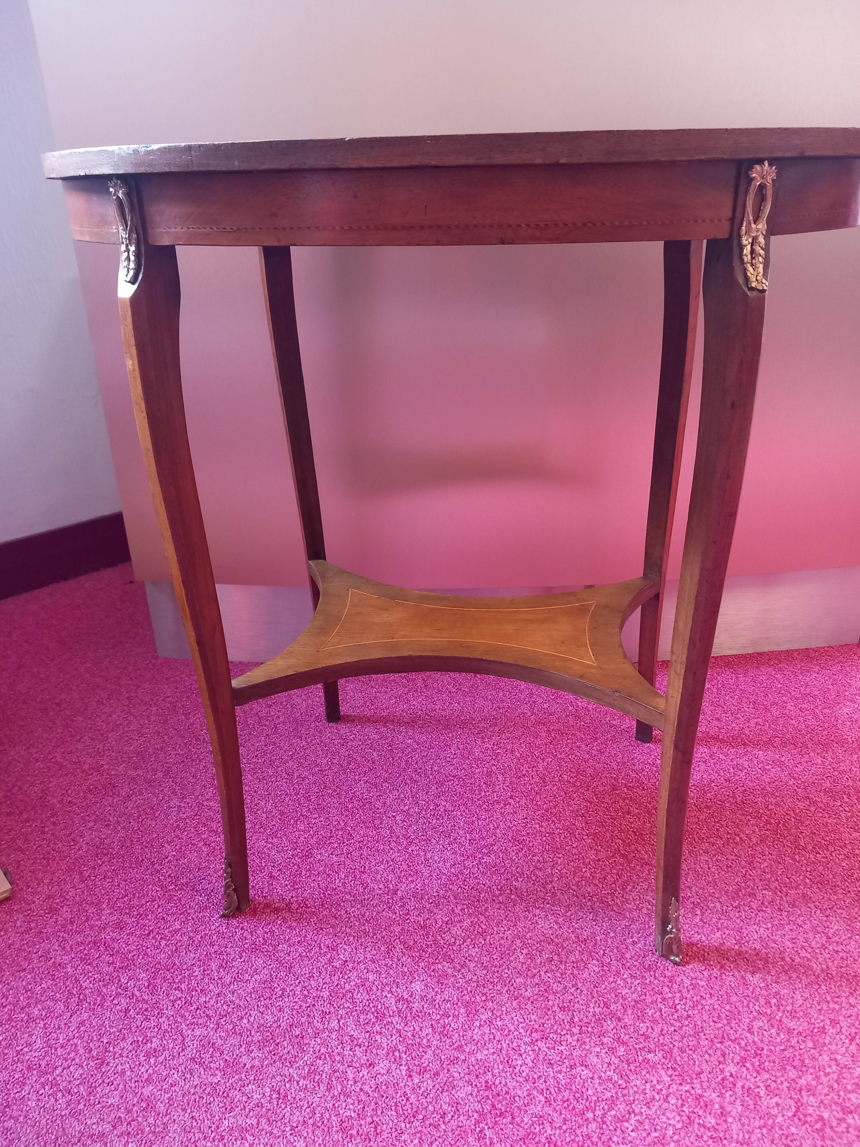 Gueridon Louis XVl style