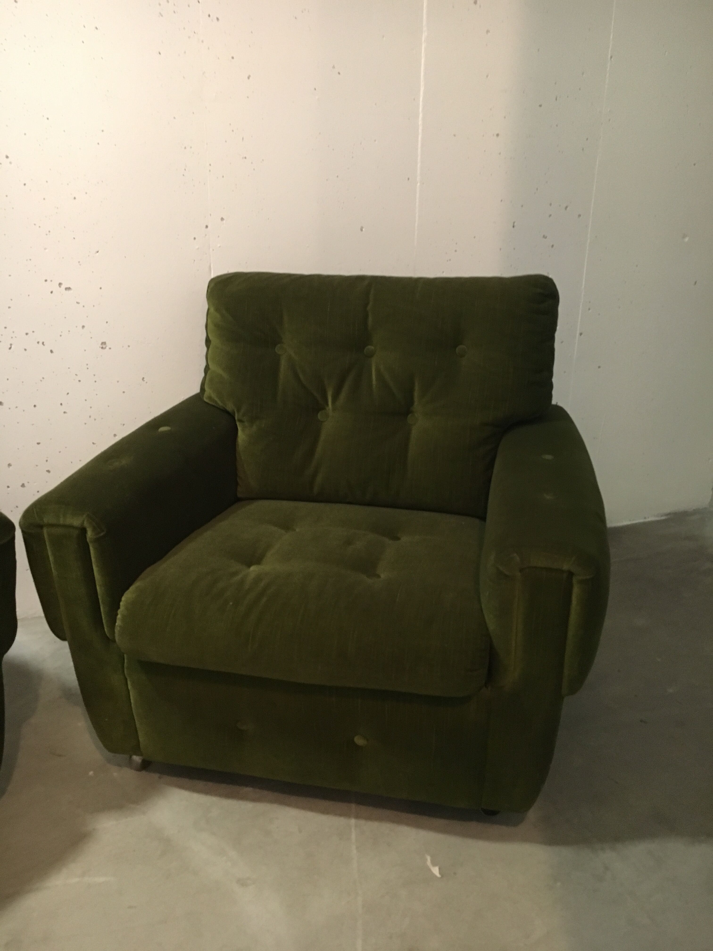 Paire de fauteuils, velours vert à roulettes, des années 70