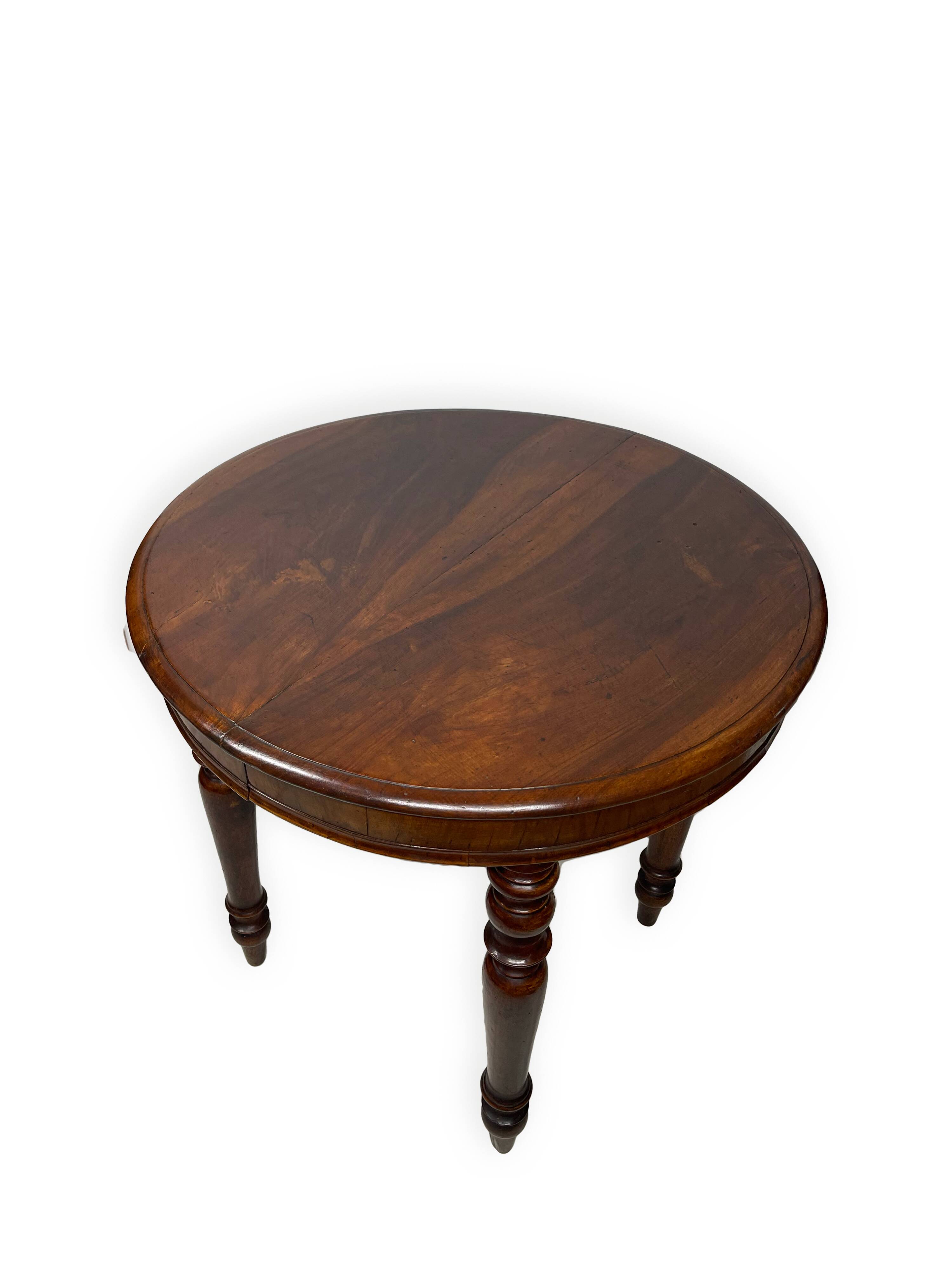 Table ronde italienne en noyer, années 1900