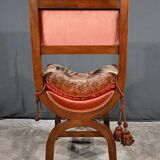 Chaise Curule en Noyer massif, goût Renaissance – Fin XIXe