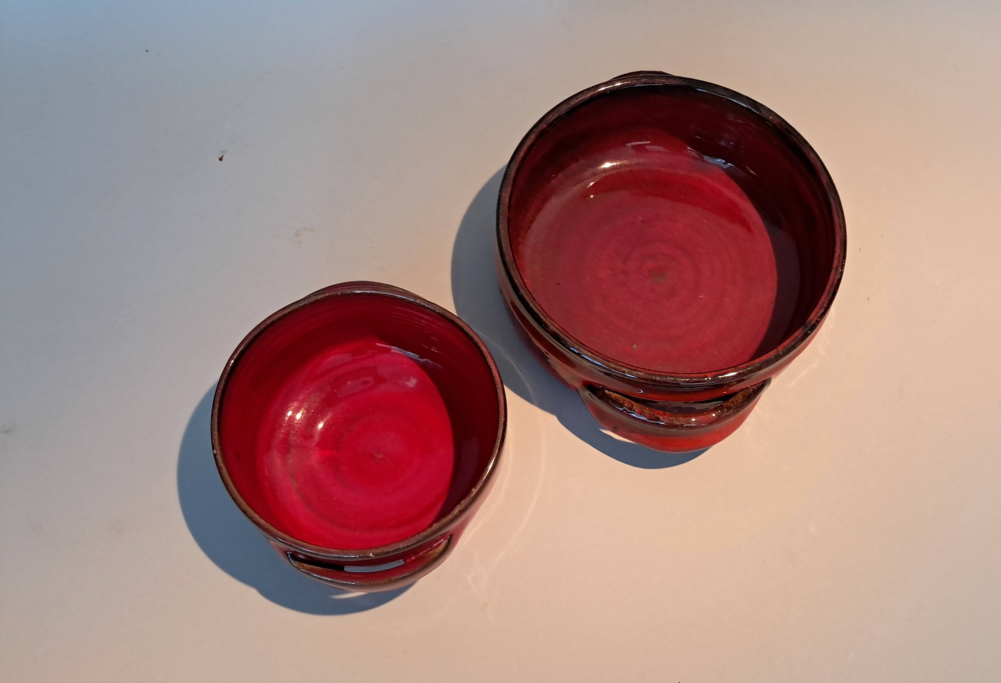 Red ceramic pieces by Gérard Hoffman (1917/1965).