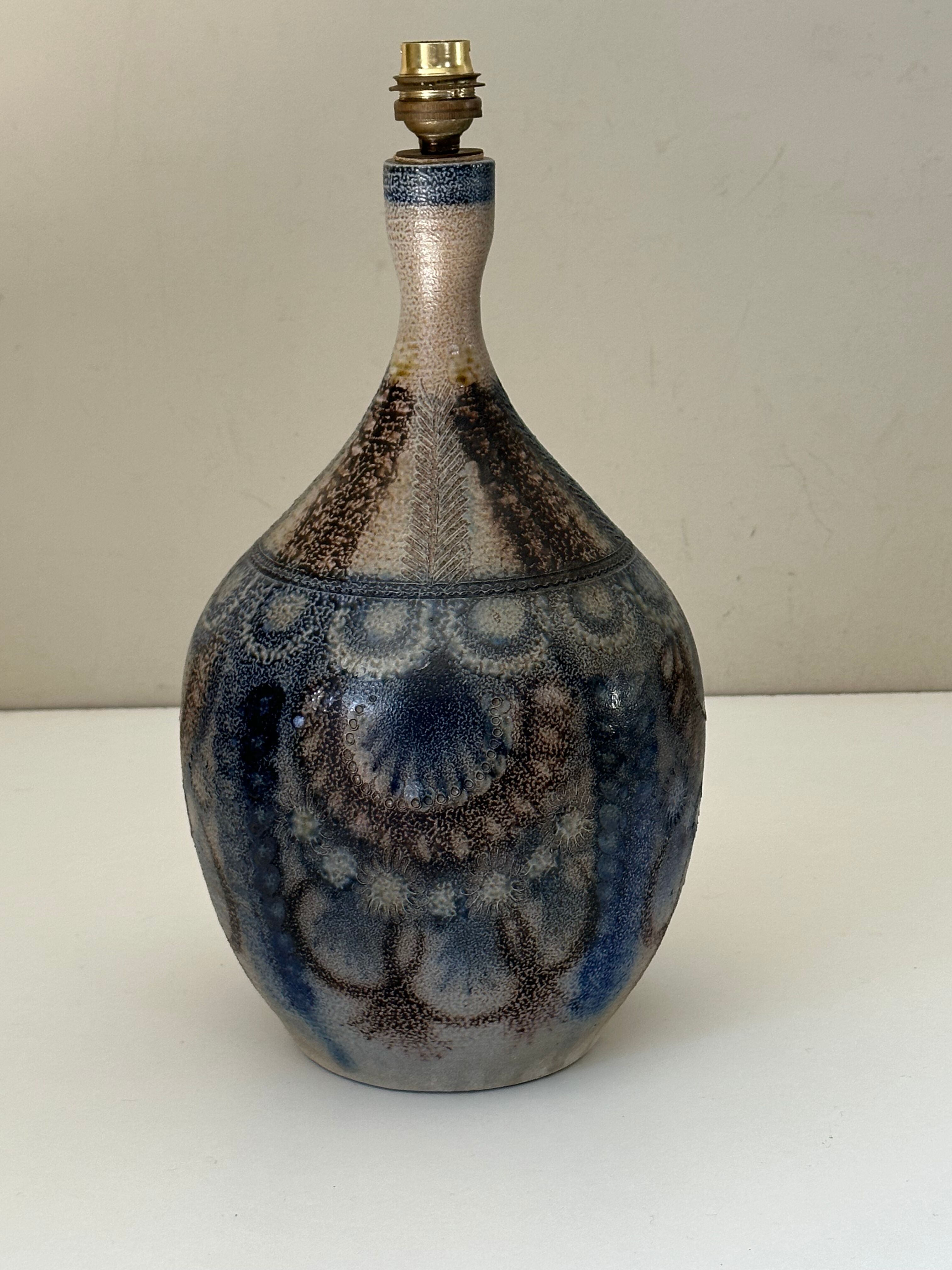 File:Denise gatard, pied de lampe en céramique, 50 x 20 cm, (1980), Col. privée