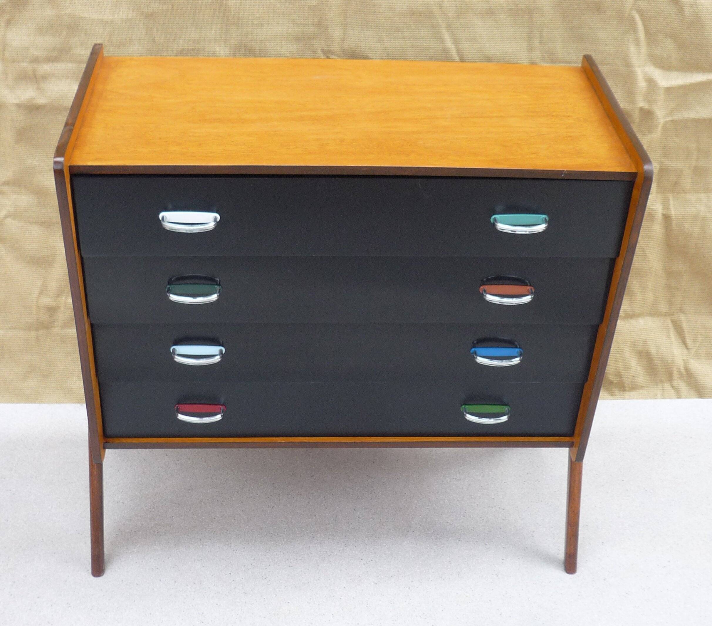 Vintage chest of drawers with 4 drawers