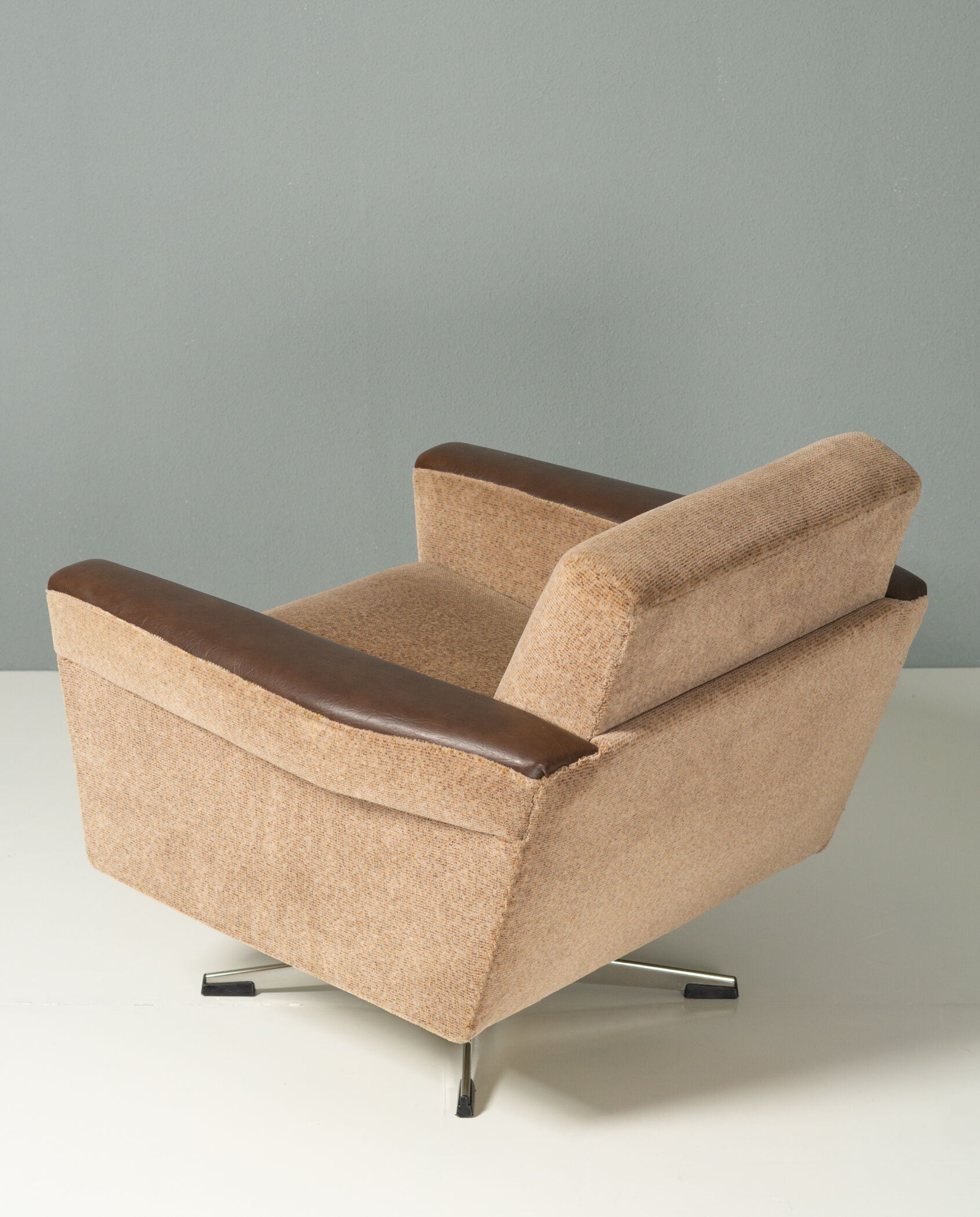 Fauteuils et canapé pivotants space age années 1970
