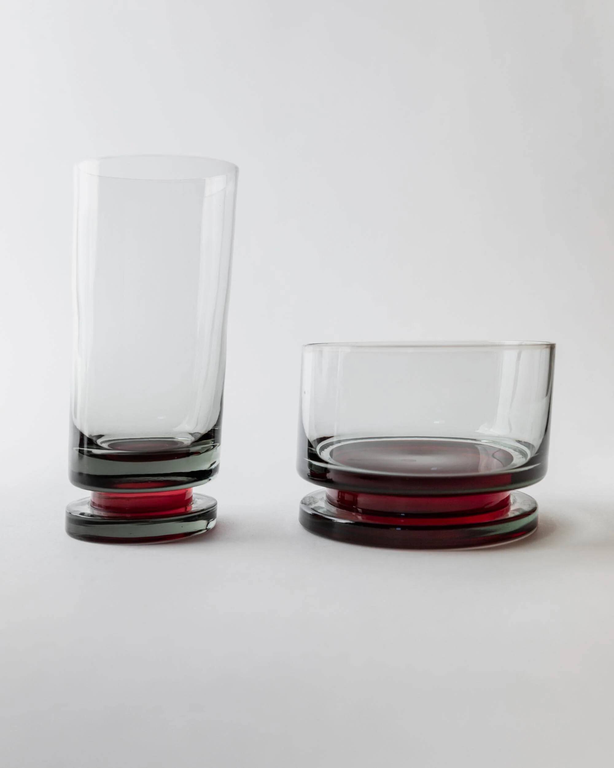Ensemble vintage de 8 verres à boire des années 1970, verre gris avec pied rouge, larges coupes pour champagne, vin ou desserts, décoration de table rétro, idée cadeau