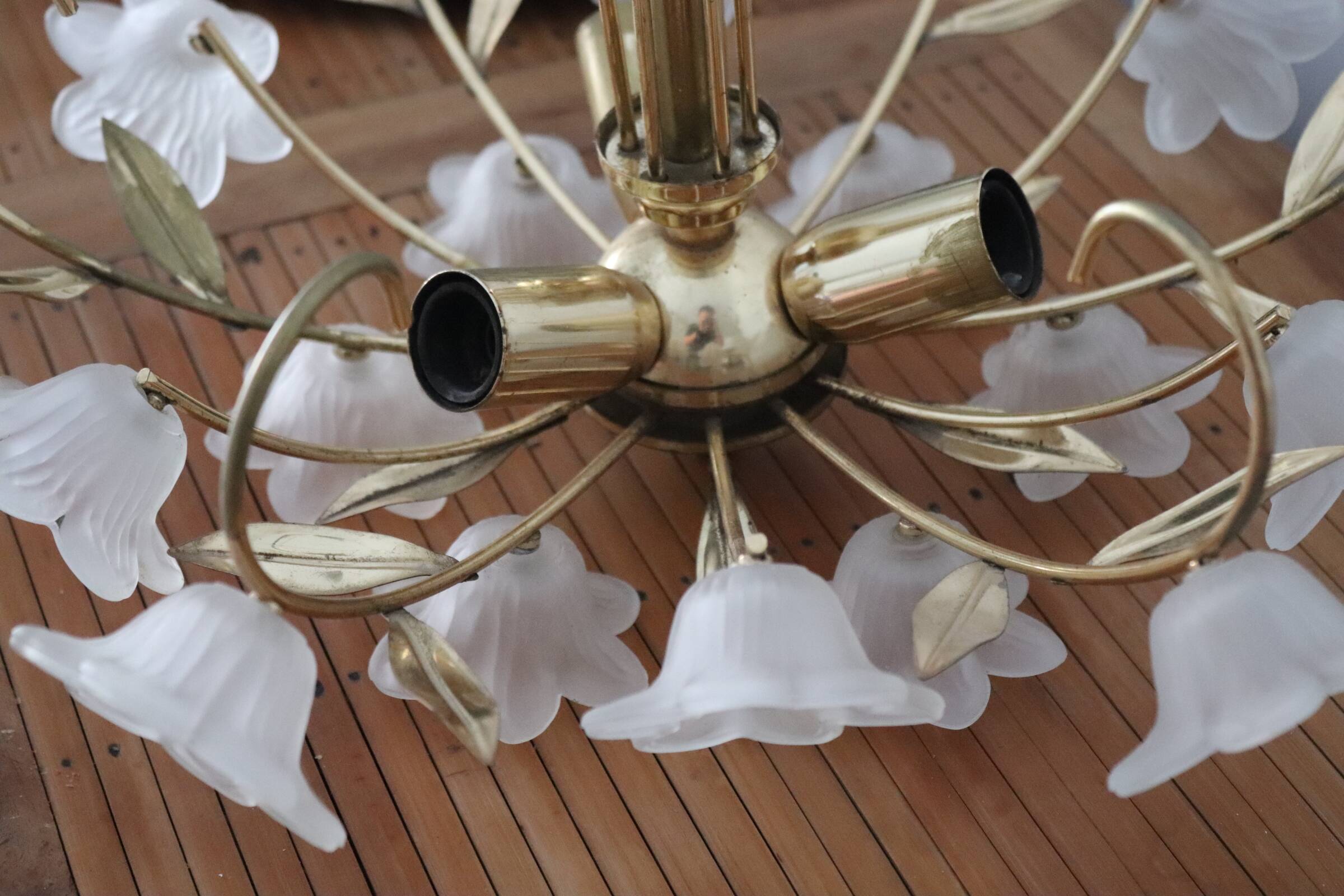 Italian flower chandelier in brass and glass