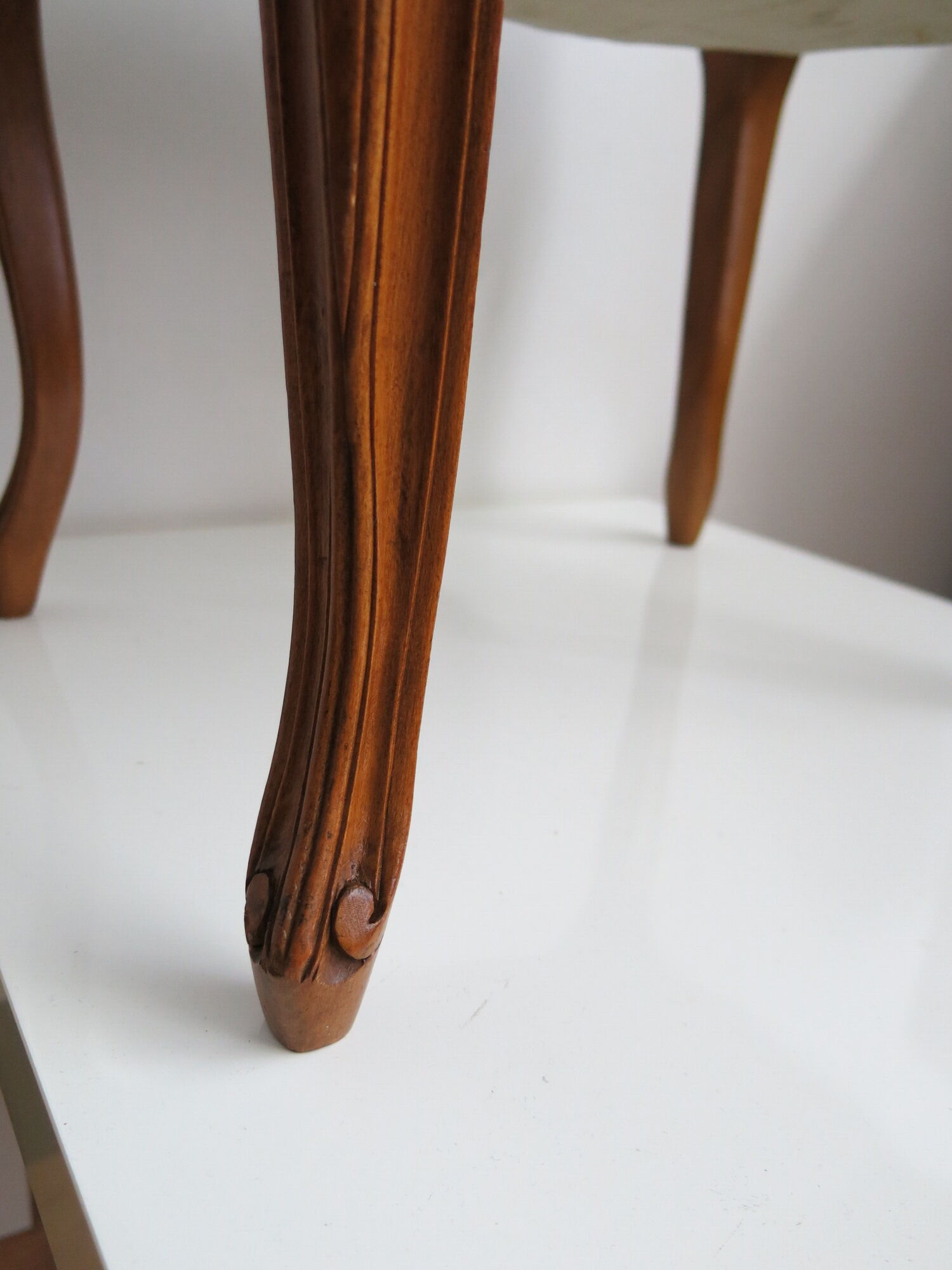 Louis XV footrest in carved wood and green velvet