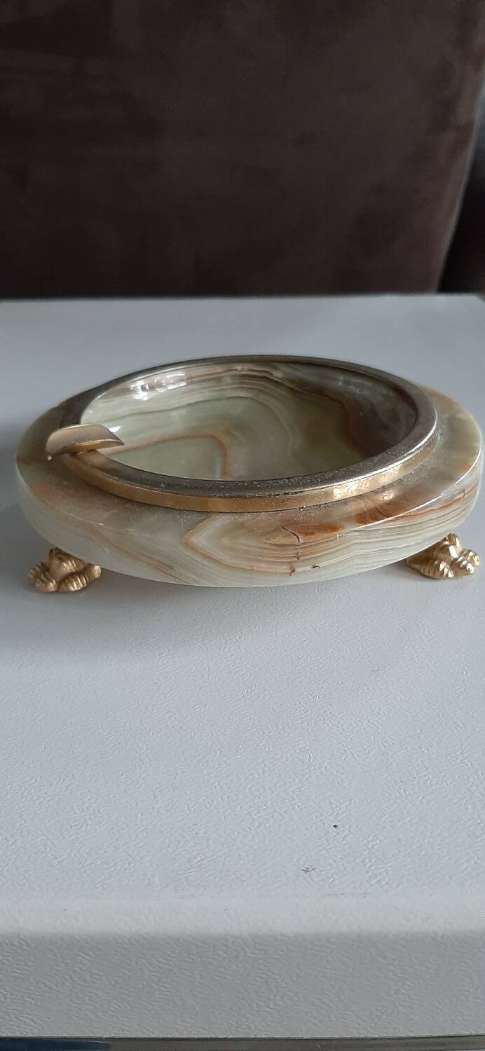 Tripod ashtray