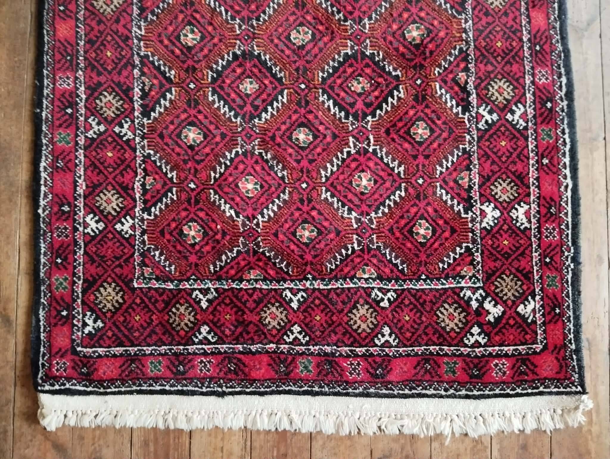 Handmade Belouch Persian rug 184x108cm