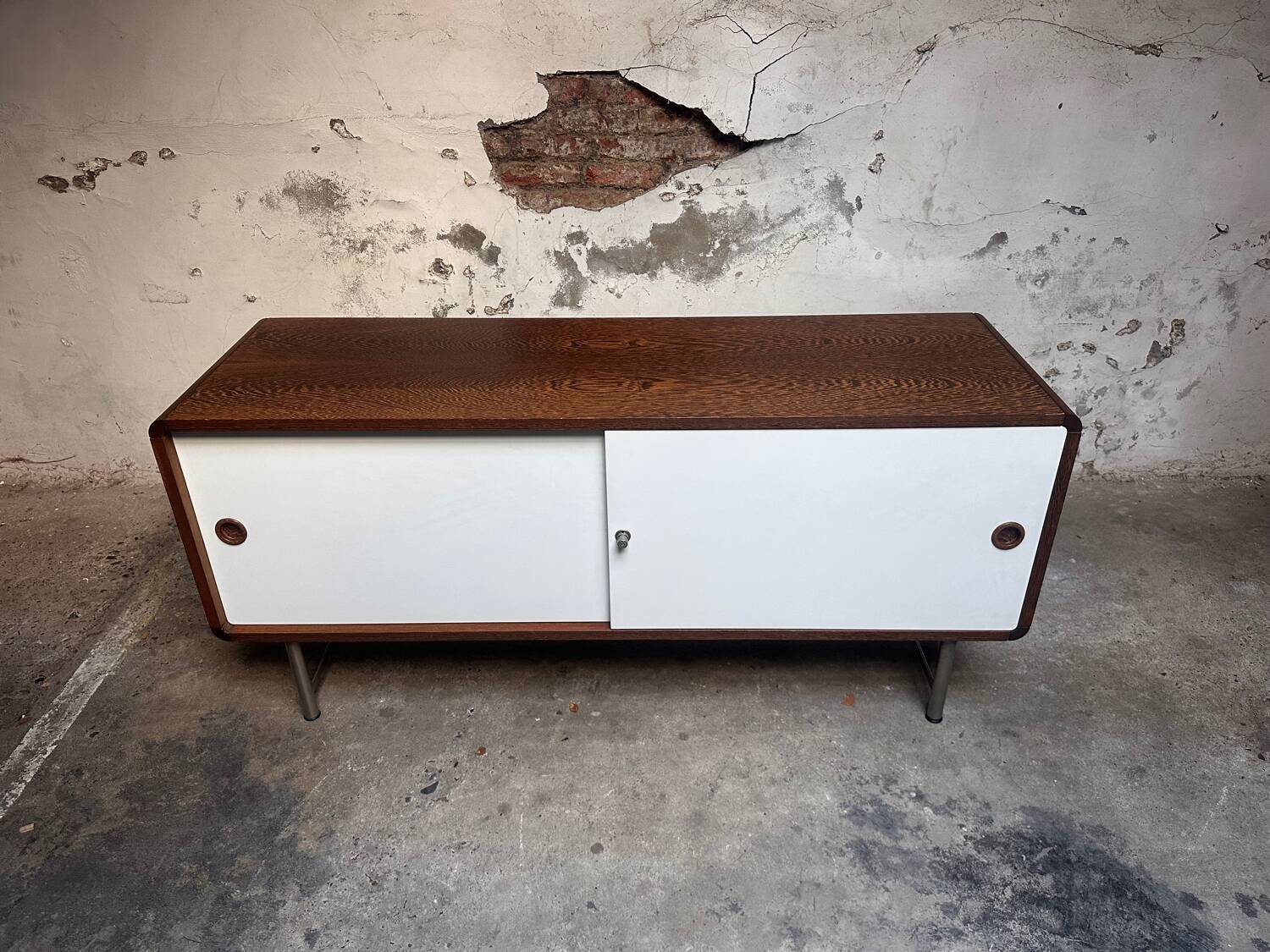 Buffet vintage Pastoe – Placage wengé et portes coulissantes blanches
