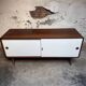 Buffet vintage Pastoe – Placage wengé et portes coulissantes blanches