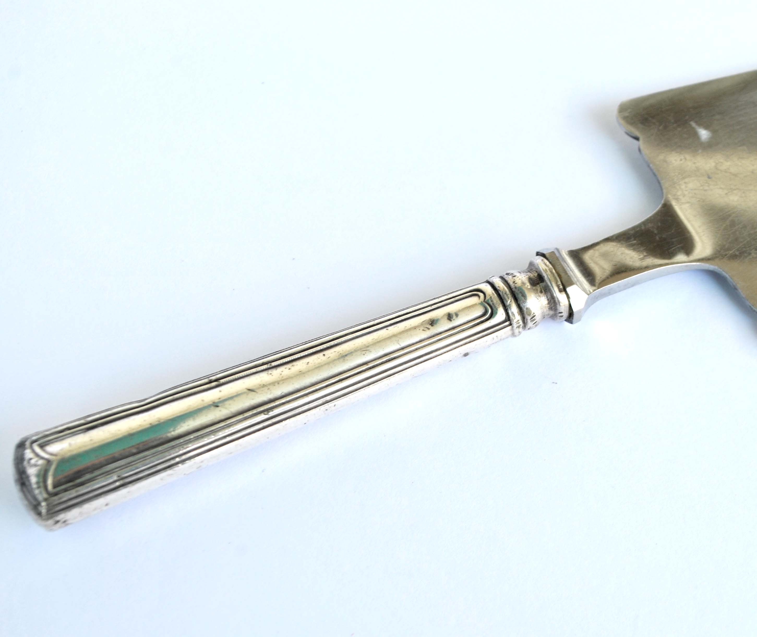 Vintage pie shovel in silver metal and stainless steel blade - Contour net decoration