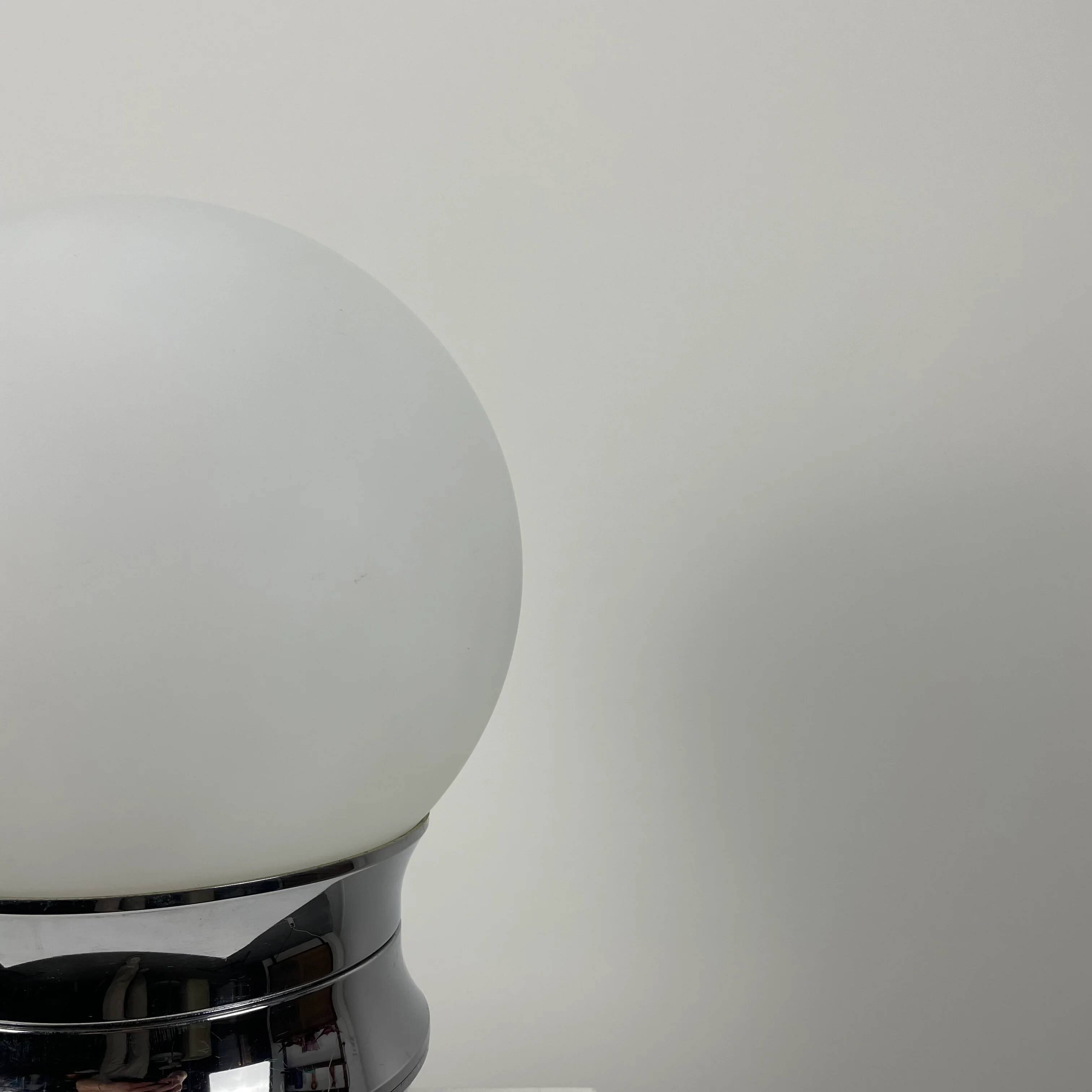 Lampe de table blanche et chrome de l'ère spatiale par Aka Electric, Allemagne 1977