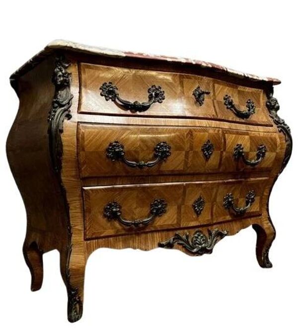 Commode a cariatides galbée toutes faces style Louis XV en marqueterie