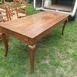 Extendable farmhouse table