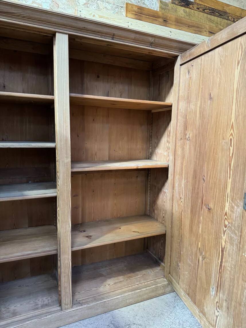 Large workshop wardrobe in pitch pine - Early 20th century