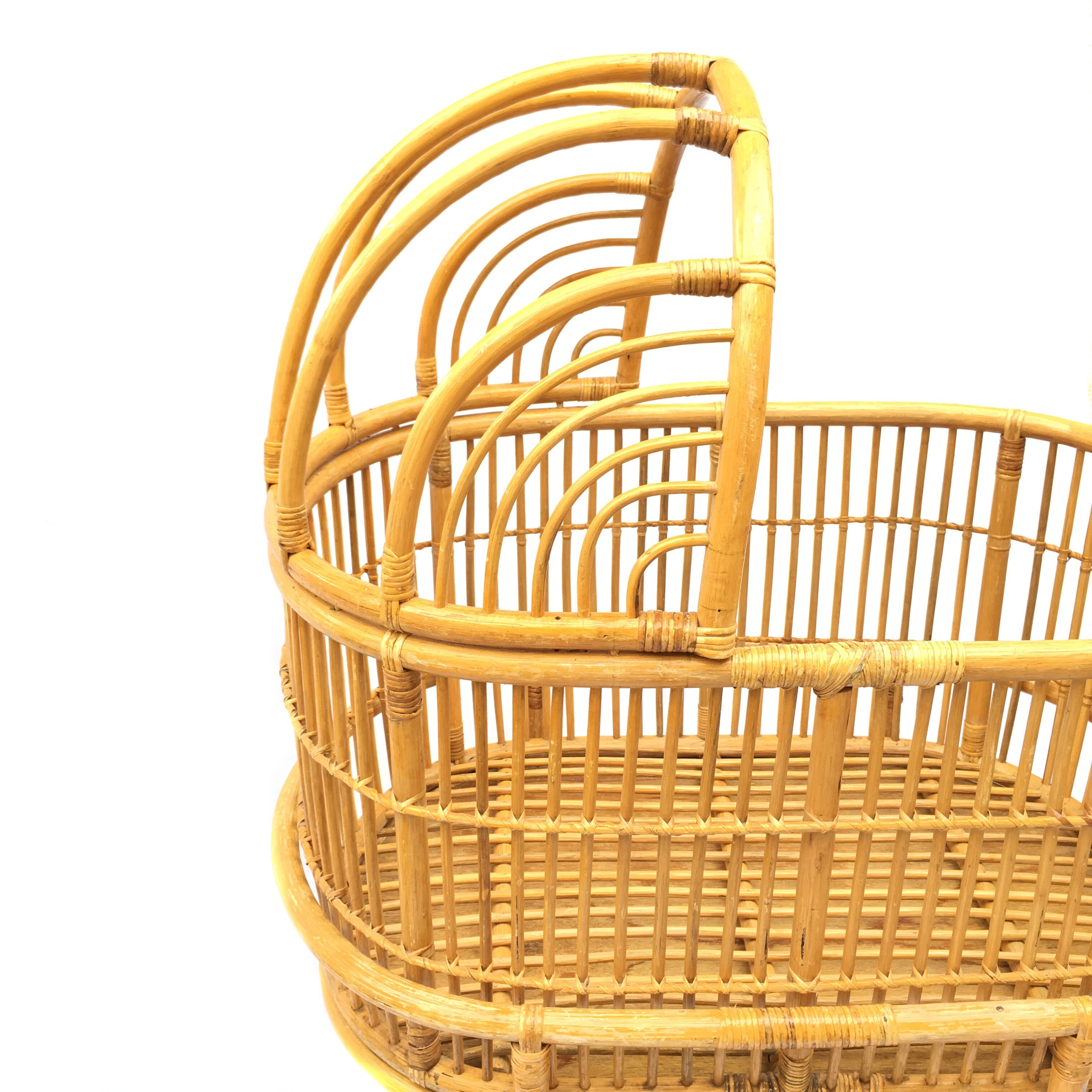 Berceau en rotin vintage pour bébé