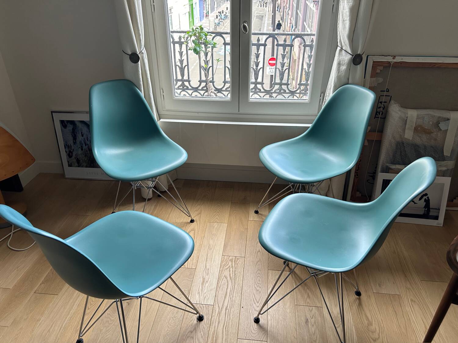 4 Chaises Eames de couleur bleue  turquoise