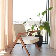 Fauteuil vintage en bouclé gris et blanc, design scandinave.